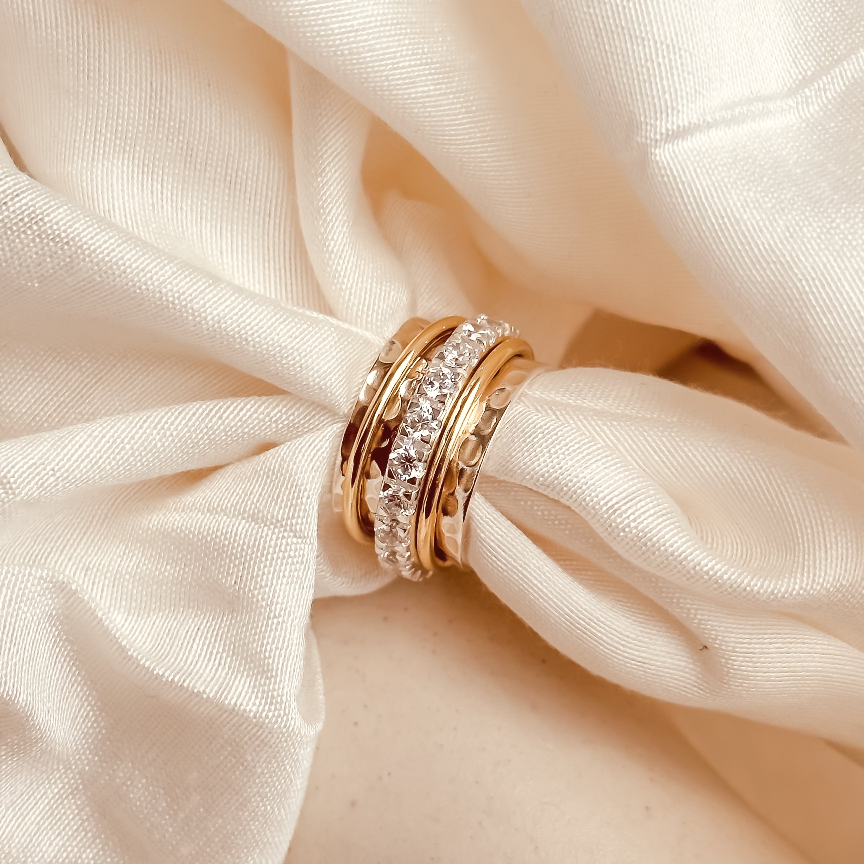 August Birthstone Eternity Spinner Ring - Octonov 